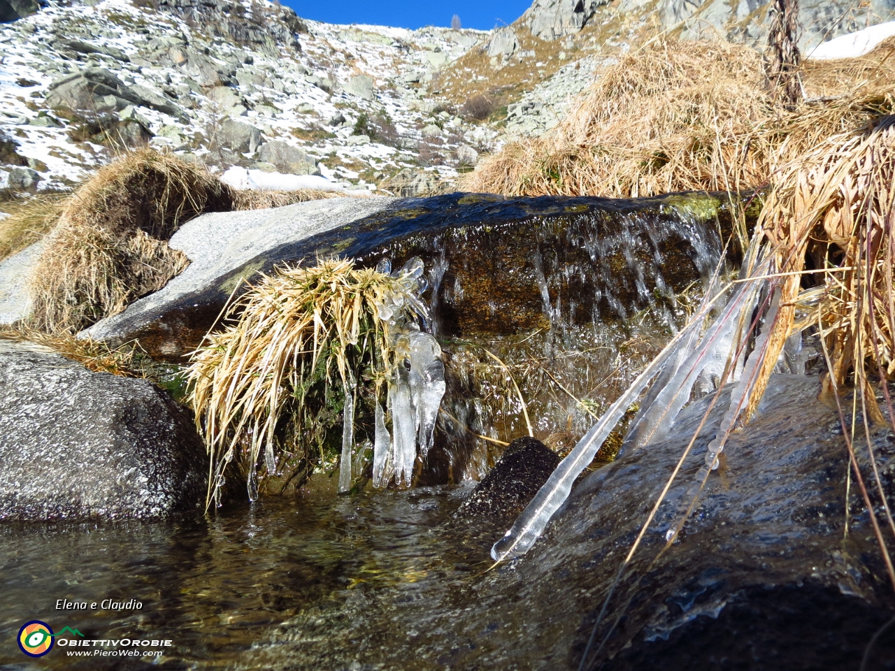 06 ghiaccioli nel torrente.JPG